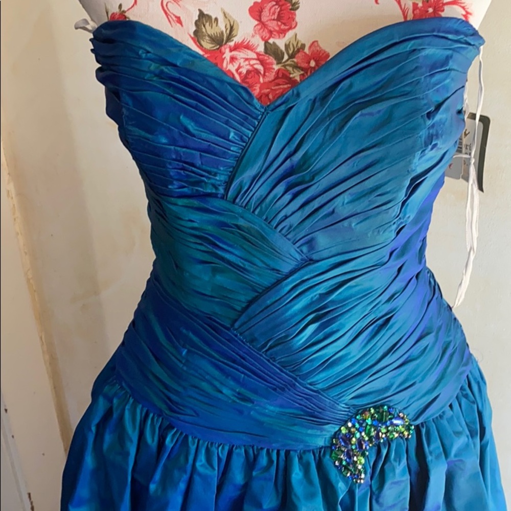 Victoria Royal Dress/Gown